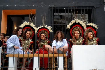 Miembros de la Filà Almoriscos antes de comenzar el desfile