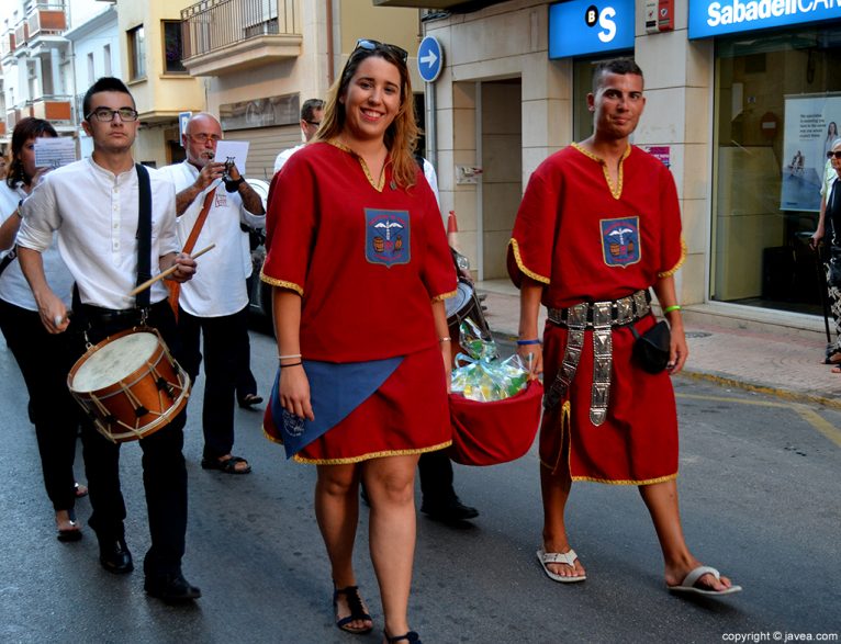 Miembros de la Filà Ballesters de Xàbia en la ofrenda a Sant Jaume