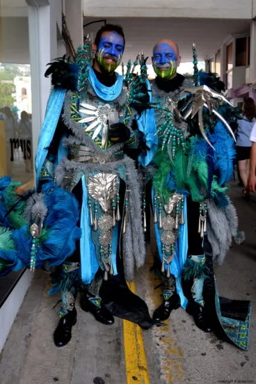 Miembros de la Filà Jalufos antes de comenzar el desfile