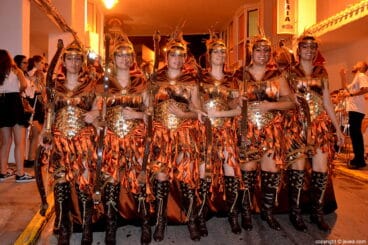 Miembros de la Filà Trabuquers en el desfile