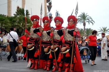 Miembros de la Filà Xibia durante el desfile