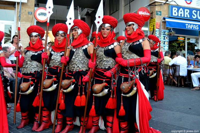 Miembros de la Filà Xibia en el desfile