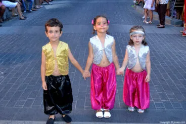 Miembros infantiles de la Filà Almoriscos