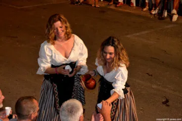 Mujeres repartiendo mistela en el boato