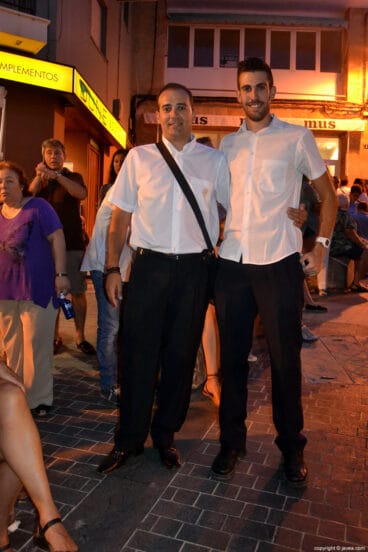 Músicos de la banda del Poble Nou de Benitatxell en el desfile de gala de moros y cristianos