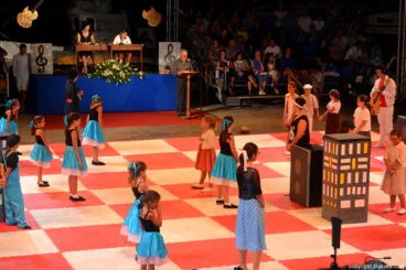 Piezas sobre el tablero representando el Ajedrez Viviente