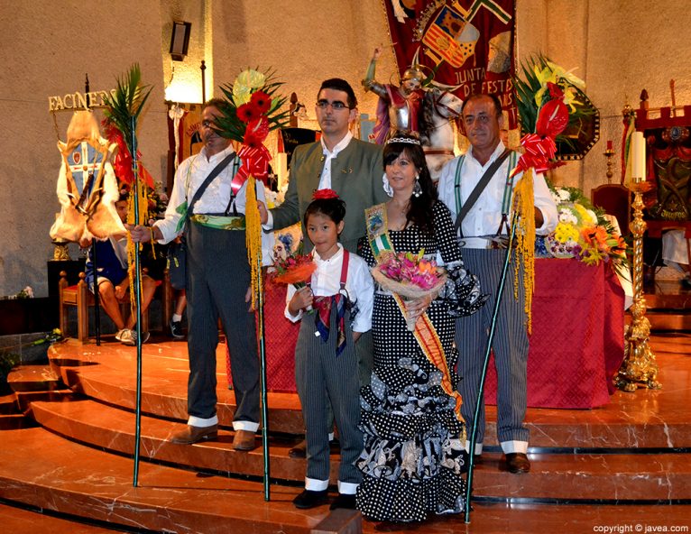 Representantes de la Casa de Andalcía de Jávea en la ofrenda a Sant Jaume