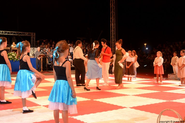 Reyes y damas bailando juntos en la representación
