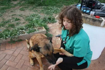 Sandra con uno de sus pacientes