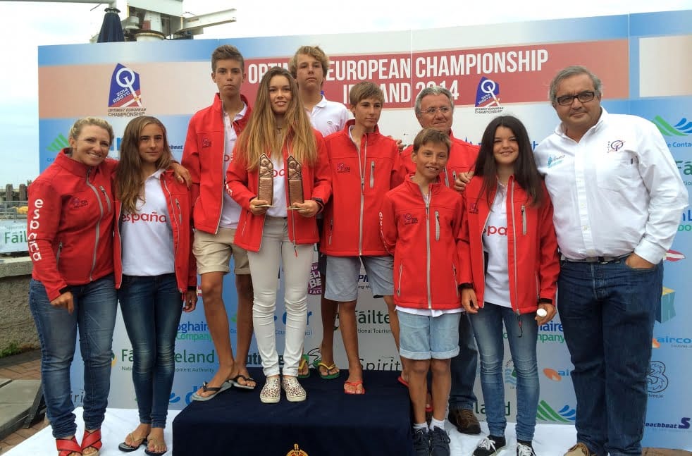 Julia Miñana y Pablo Luján con el resto de la Selección Española de Optimits
