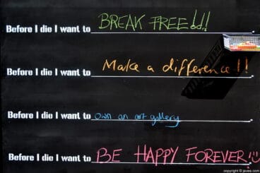 Sueños y retos se pueden escribir en cualquier idioma en la pizarra de Before I die