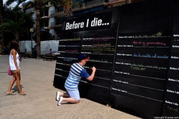 Todos los que pasaban por la pizarra escribían sus sueños e inquietudes