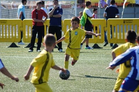 Álvaro Tiscar golpeando el esférico