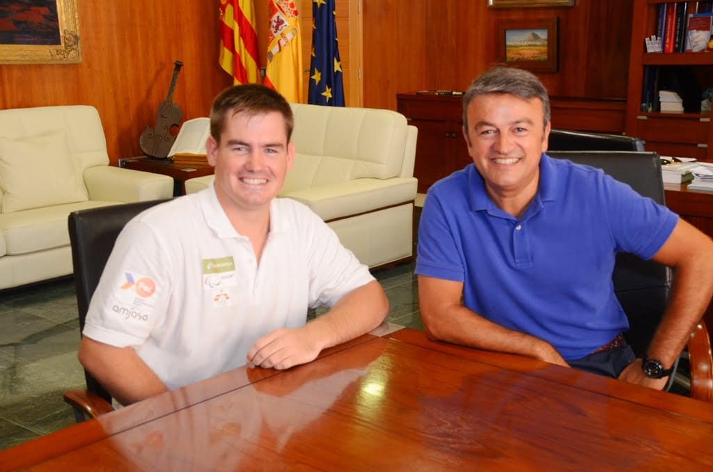 José Chulvi con el regatista Rafael Andarias