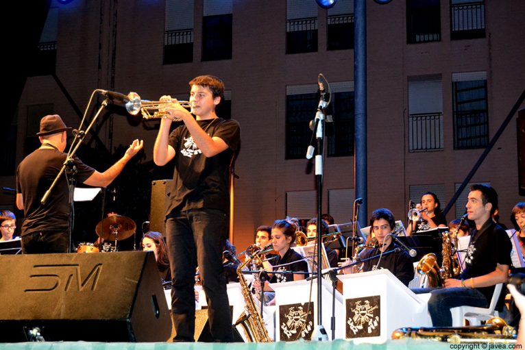 Actuación en el escenario del Xàbia Jazz de la Sant Andreu Jazz Band