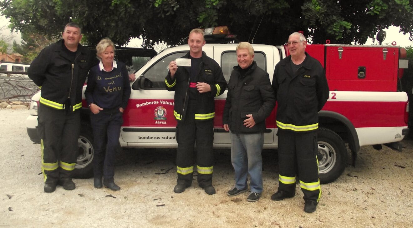 Algunos miembros de Bomberos Voluntarios de Balcón al Mar recibiendo un donativo por parte de una Asociación