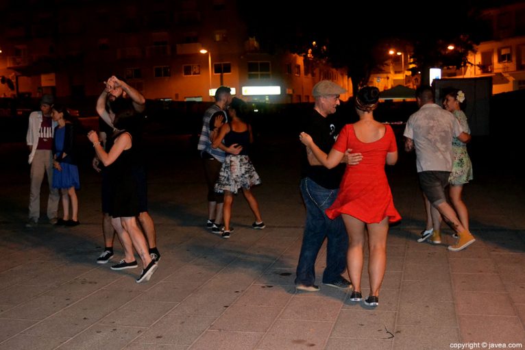 Bailarines de swing durante la actuación de la Sant Andreu Jazz Band