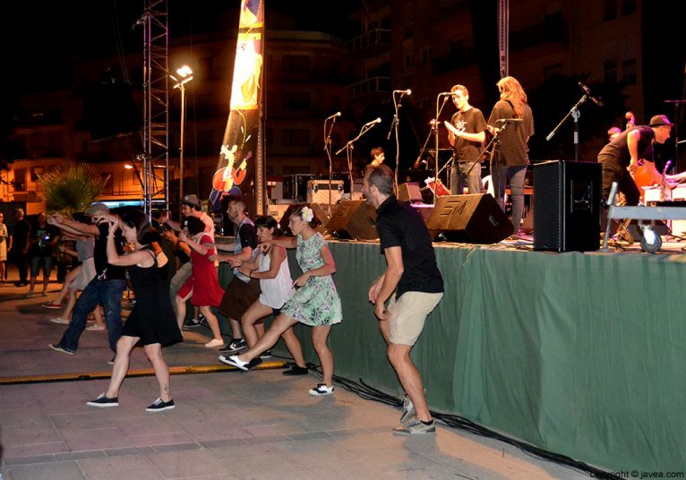 Bailarines de swing en un momento de la actuación de la Sant Andreu Jazz Band