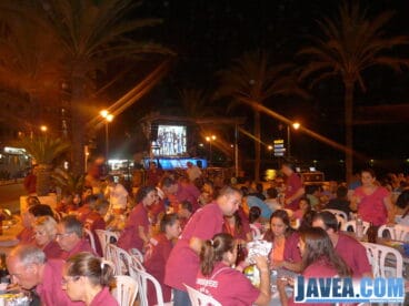 Cena de hermandad en el Paseo Marítimo durante las fiestas de Aduanas de 2013
