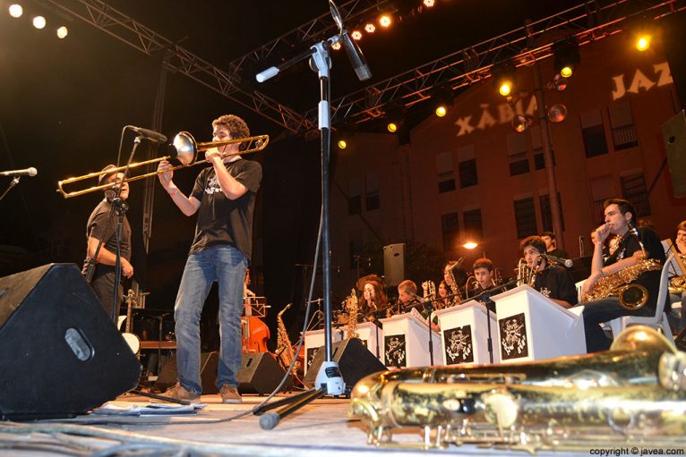 Componente de la Sant Andreu Jazz Band en un momento de su interpretación