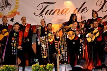 Componentes de la Tuna de Xàbia durante la actuación de su XX Aniversario