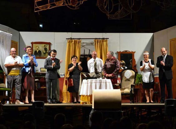 El grup de teatre TOT RIST de la Comissió de Festes Mare de Déu de Loreto durante una de sus obras