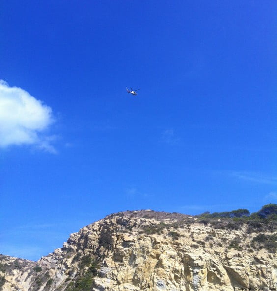 El helicóptero  del Consorcio de Bomberos rastreando la zona de Els Pallers en el Portitxol de Xàbia