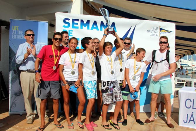 Equipo del Club Náutico Jávea festejando su victoria