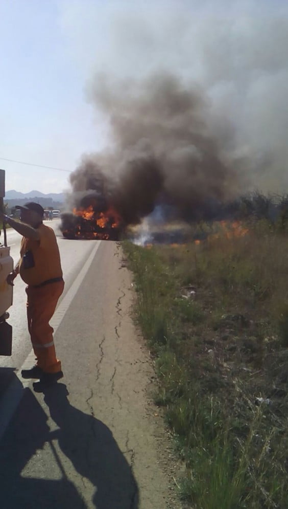 Esta tarde una hormigonera ha comenzado a arder por causas que se desconocen mientras circulaba por la carretera de Gata