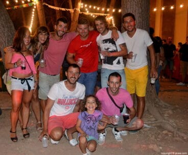 Grupo de amigos en la celebración de las fiestas Mare de Déu dels Àngels