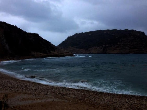 Imagen de la Cala del Portitxol de Xàbia durante primera hora del sábado cuando empezaba la lluvia