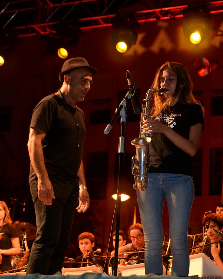 Joan Chamorro junto con una de las saxofonistas de la Sant Andreu Jazz Band