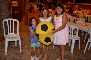 Jóvenes asistentes a las fiestas de la Mare de Déu dels Àngels de La Plana de Jávea