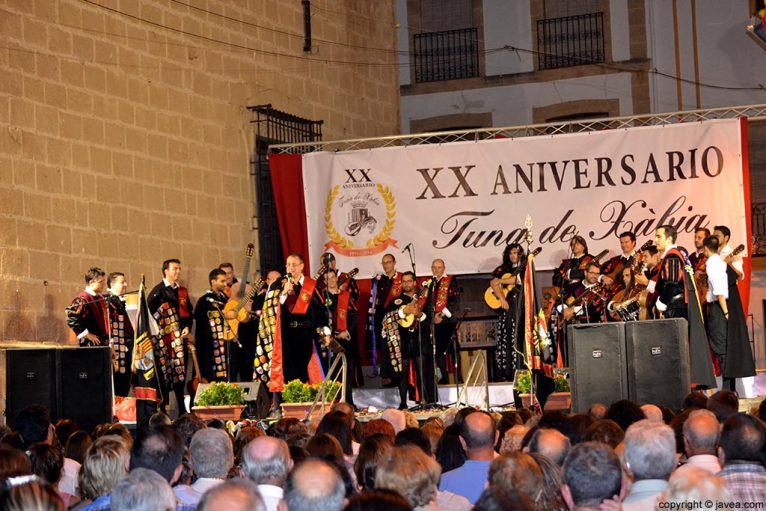 La Tuna de Xàbia celebró su XX Aniversario con un gran concierto en la plaza de la iglesia