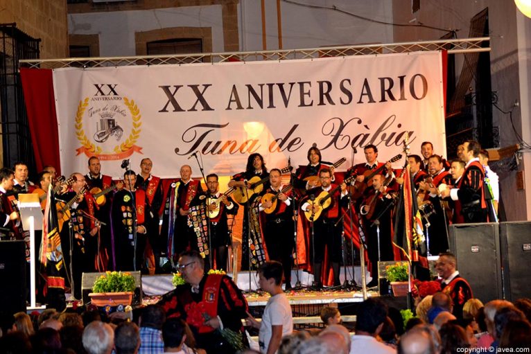 La plaza de la Iglesia fue el escenario en el que se celebró el XX Aniversario de la Tuna de Xàbia