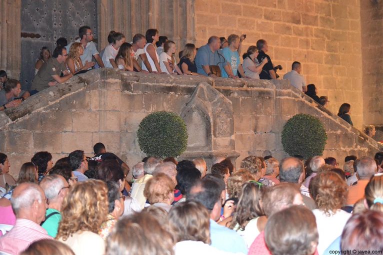 La plaza de la Iglesia se llenó de vecinos, turistas y visitantes de Jávea para ver el concierto de la tuna de Xàbia