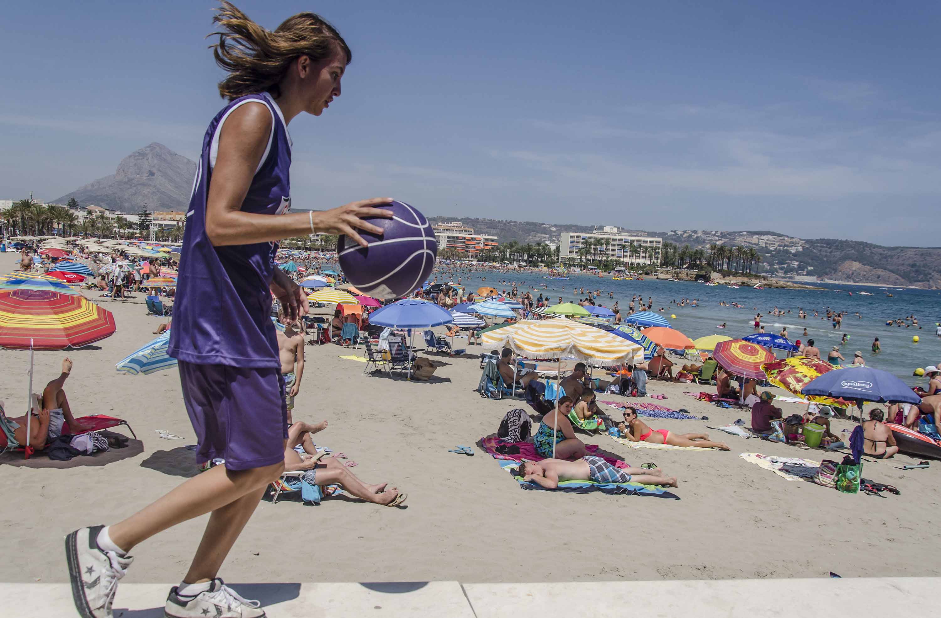 Miriam Monfort botando el balón del Mundobasquet