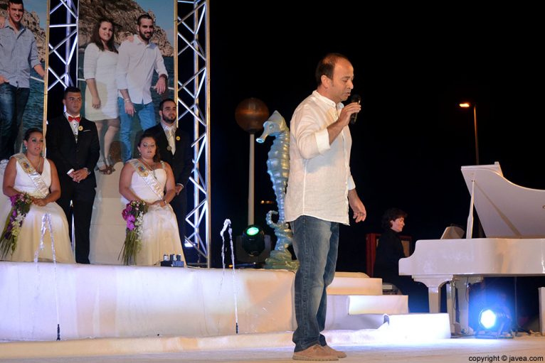 Pepe Mata cantó en directo al final de la presentación de las fiestas Mare de Déu de Loreto de Xàbia