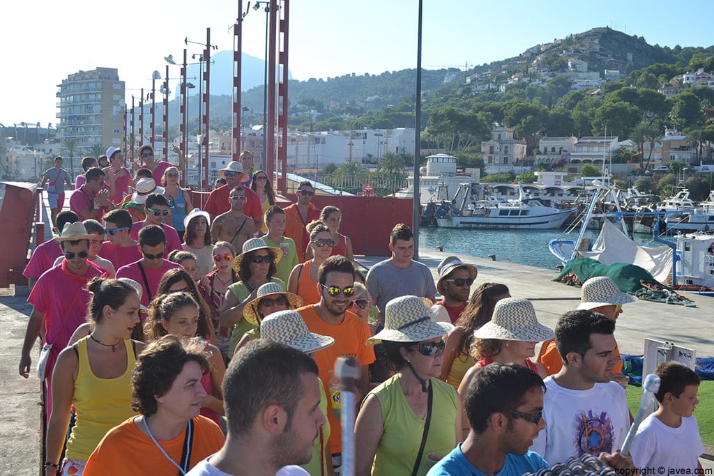 Peñas de Aduanas en desfile por el puerto de Jávea
