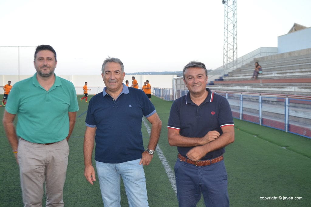El alcalde José Chulvi junto a Juan Luis Cardona y Miguel Bas