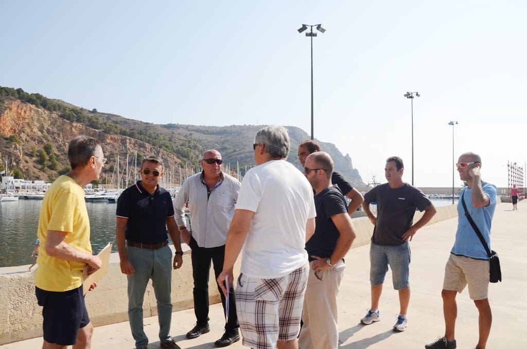 Reunión de autoridades para debatir las posibles soluciones a la negativa de la Consellería de realizar el castillo de fuegos artificiales