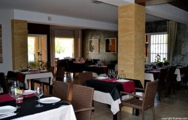 Salón interior del restaurante Nesfor en Jávea