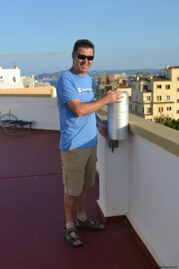 Toni Bolufer junto al pluviómetro de la terraza de su casa