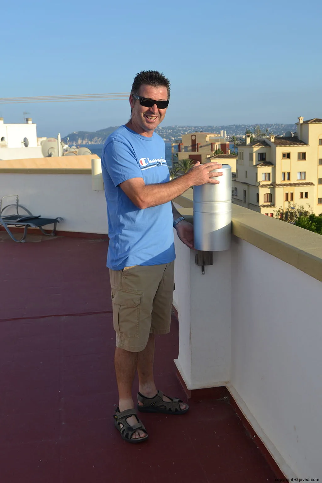 Toni Bolufer junto al pluviómetro de la terraza de su casa