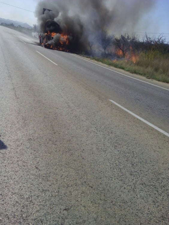 Una hormigonera ha ardido mientras circulaba por la carretera de Gata
