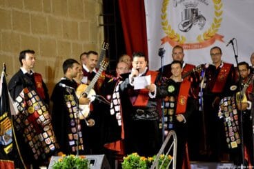 Uno de los miembros de la Tuna de Xàbia durante la actuación