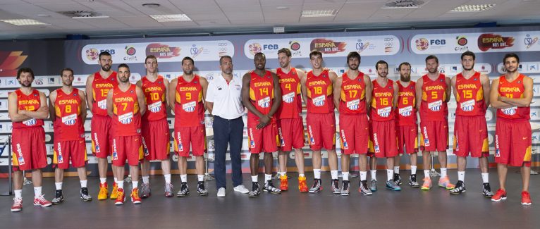 Juan Antonio Orenga con sus jugadores de la seleccion Española de Baloncesto