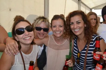 Amigas en els bous a la mar de Jávea