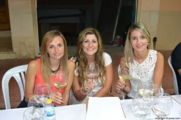 Amigas en la I Cata de Vinos Mare de Déu de Loreto de Jávea