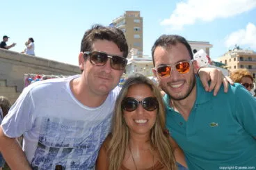 Amigos en els bous a la mar en el puerto de Jávea